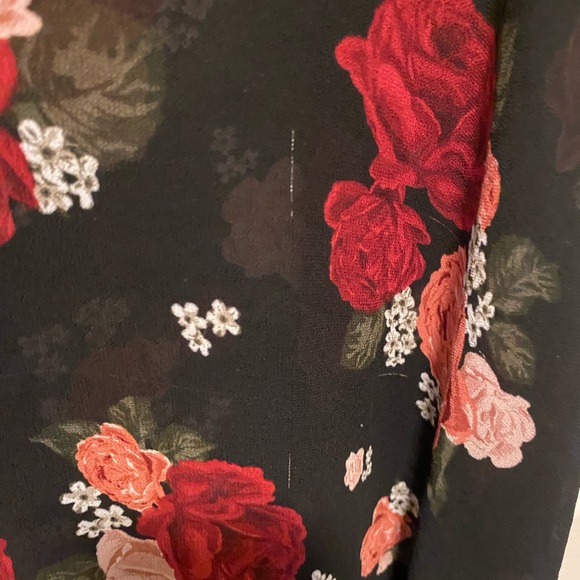 torrid Black Floral Chiffon Sharkbite Swing Tee - Picture 5 of 10